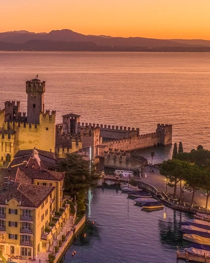 Evento al tramonto: la penisola di Sirmione in barca per gruppi privati 0